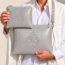 Set de Pochettes Tallit & Téfilines Cuir Croco Brillant – Gris – porté avec tallit