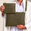 Set de Pochettes Tallit & Téfilines Cuir Croco – Kaki, Haï – porté avec tallit