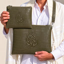 Set de Pochettes Tallit & Téfilines Cuir Croco – Kaki – porté avec tallit
