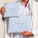 Set de Pochettes Tallit & Téfilines Cuir Croco Mat – Bleu Ciel, Haï – porté avec tallit