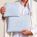 Set de Pochettes Tallit & Téfilines Cuir Croco Mat – Bleu Ciel, Maguen David – porté avec tallit