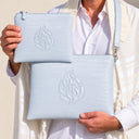 Set de Pochettes Tallit & Téfilines Cuir Croco Mat – Bleu Ciel – porté avec tallit