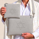 Set de Pochettes Tallit & Téfilines Cuir Croco Mat – Gris, Maguen David – porté avec tallit