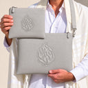 Set de Pochettes Tallit & Téfilines Cuir Croco Mat – Gris – porté avec tallit