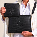 Set de Pochettes Tallit & Téfilines Cuir Croco – Noir, Maguen David – porté avec tallit