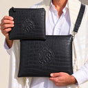 Set de Pochettes Tallit & Téfilines Cuir Croco – Noir – porté avec tallit