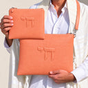 Set de Pochettes Tallit & Téfilines Cuir Croco – Orange Corail, Haï – porté avec tallit
