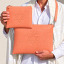 Set de Pochettes Tallit & Téfilines Cuir Croco – Orange Corail, Maguen David – porté avec tallit