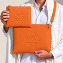 Set de Pochettes Tallit & Téfilines Cuir Croco – Orange Fuchsia, Maguen David – porté avec tallit