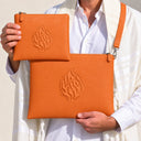 Set de Pochettes Tallit & Téfilines Cuir Croco – Orange Fuchsia – porté avec tallit