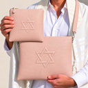 Set de Pochettes Tallit & Téfilines Cuir Croco – Rose, Maguen David – porté avec tallit