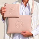 Set de Pochettes Tallit & Téfilines Cuir Croco – Rose – porté avec tallit