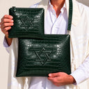 Set de Pochettes Tallit & Téfilines Cuir Croco – Vert Émeraude, Maguen David – porté avec tallit