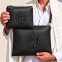 Set de Pochettes Tallit & Téfilines Cuir Gaufré Aech Cheli – Noir – porté avec tallit