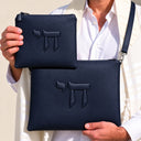 Set de Pochettes Tallit & Téfilines Cuir Gaufré – Bleu Marine, Haï – porté avec tallit