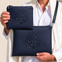 Set de Pochettes Tallit & Téfilines Cuir Gaufré – Bleu Marine – porté avec tallit