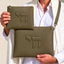 Set de Pochettes Tallit & Téfilines Cuir Gaufré – Kaki, Haï – porté avec tallit