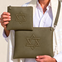 Set de Pochettes Tallit & Téfilines Cuir Gaufré – Kaki, Maguen David – porté avec tallit