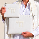 Set de Pochettes Tallit & Téfilines Lin – Blanc, Haï – porté avec tallit