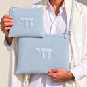 Set de Pochettes Tallit & Téfilines Lin – Bleu Ciel, Haï – porté avec tallit