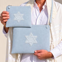 Set de Pochettes Tallit & Téfilines Lin – Bleu Ciel, Maguen David – porté avec tallit