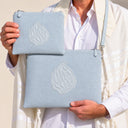 Set de Pochettes Tallit & Téfilines Lin – Bleu Ciel – porté avec tallit