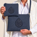 Set de Pochettes Tallit & Téfilines Lin – Bleu Marine – porté avec tallit