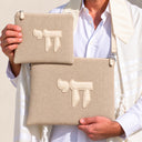Set de Pochettes Tallit & Téfilines Lin & Cuir – Beige, Haï – porté avec tallit