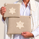 Set de Pochettes Tallit & Téfilines Lin & Cuir – Beige, Maguen David – porté avec tallit