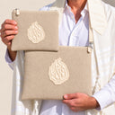 Set de Pochettes Tallit & Téfilines Lin & Cuir – Beige – porté avec tallit