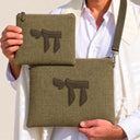Set de Pochettes Tallit & Téfilines Lin & Cuir – Kaki, Haï – porté avec tallit
