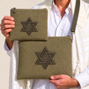 Set de Pochettes Tallit & Téfilines Lin & Cuir – Kaki, Maguen David – porté avec tallit