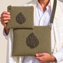 Set de Pochettes Tallit & Téfilines Lin & Cuir – Kaki – porté avec tallit