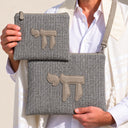 Set de Pochettes Tallit & Téfilines Lin – Gris, Haï – porté avec tallit