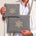 Set de Pochettes Tallit & Téfilines Lin – Gris, Maguen David – porté avec tallit
