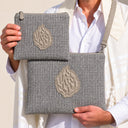 Set de Pochettes Tallit & Téfilines Lin – Gris – porté avec tallit