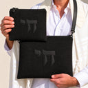 Set de Pochettes Tallit & Téfilines Lin – Noir, Haï – porté avec tallit