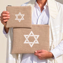 Set de Pochettes Tallit & Téfilines Similicuir Maguen David Brodé – Beige – porté avec tallit