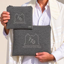 Set de Pochettes Tallit & Téfilines Similicuir 770 Brodé – Gris – porté avec tallit