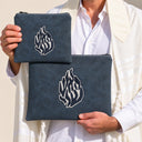 Set de Pochettes Tallit & Téfilines Similicuir Aech Cheli Brodé – Bleu Marine – porté avec tallit