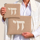 Set de Pochettes Tallit & Téfilines Similicuir Haï Brodé – Camel – porté avec tallit
