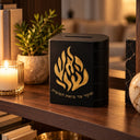 Boîte de Tsedaka Aech Cheli noir et doré sur une étagère de salon – Eliorness