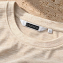 Détail de l'étiquette ELIORNESS au col du t-shirt Tsitsit Effet Lin beige, tissu polyester et rayonne effet lin.