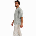 Profil du t-shirt Tsitsit Effet Lin gris menthe Eliorness sur fond blanc : zip latéral en métal et deux tsitsit aux coins avant et arrière, maille jersey chinée légère.