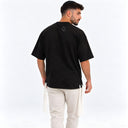 Vue de dos du t-shirt Tsitsit Effet Lin noir Eliorness : flamme brodée noire au liseré blanc sous le col, zips latéraux et tsitsit blancs.